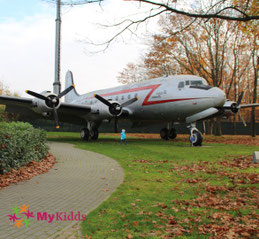 Rosinenbomber am Luftbrückendenkmal
