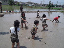 田植えがすんだらどろんこ遊び！