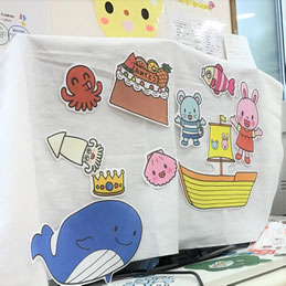シアターに登場するくじらくんもお誕生日!みんなで「おめでとう」とお祝いしました。