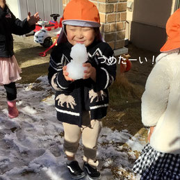つめたーい!けど雪だるまつくるの楽しい♪