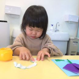 とっても真剣な表情で製作をしています