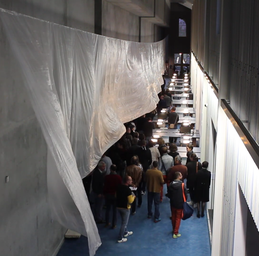 Installation monumentale de Laurent Valera  dans la grande salle de lecture des Archives de Bordeaux Métropole