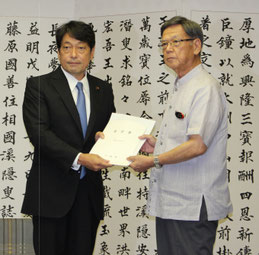 要望書を手渡す翁長知事(右)と小野寺防衛相=14日、県庁