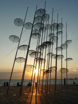 Regenschirmskulptur in Thessaloniki zum Sonnenuntergang