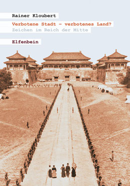 Auf dem Cover von "Verbotene Stadt – verbotenes Land?" ist ein altes Foto von Menschen, die den Weg zum Palast entlang gehen.