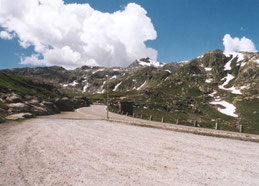 Foto richting de top van de Grimselpasweg bij de afdaling naar kanton Bern.