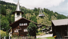 Betten-Dorf dorpsgezicht, met op de achtergrond de gondel naar Bettmeralp, foto 2001