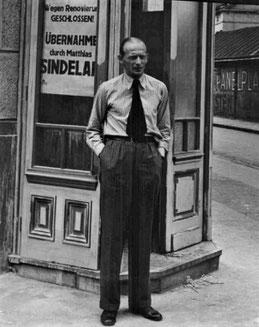 Mathias Sindelar vor seinem Cafe