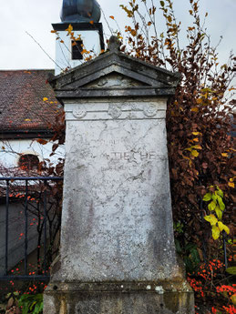 Grabstein von Abram-Emmanuel Tièche in Bévilard.