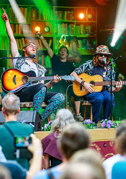 ernstgemeint. auf der Liedermacher:innenshow des adriAkustik 2025