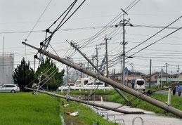 写真 毎日新聞WEB 台風15号の強風でなぎ倒された電柱=佐賀県上峰町2015年8月25日午前10時25分