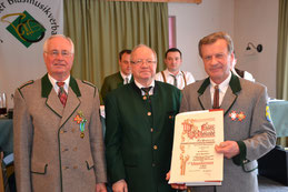 Franz Summerer (ganz rechts) mit Ehrenbezirksobmann Franz Berger und Landesschriftführer Peter Buchsbaum (Mitte)