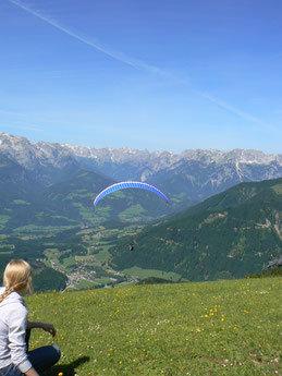 Paragleiter in Werfenweng Salzburg am Startplatz Bischling