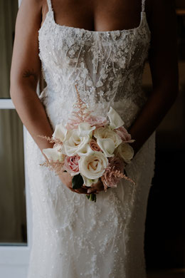 Bouquet de mariée blanc, roses, pivoines, fressias et cassis.