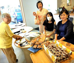 　　９月９日頼山陽煎餅の仕分け作業風景。　　当日の有料参加者へのお土産用。