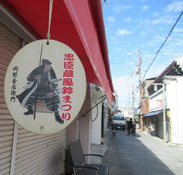 シャッターおりた商店街