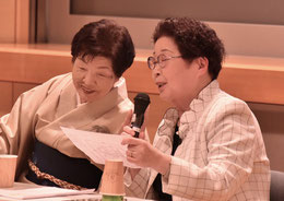 リラックスしすぎ？　シンポジウム中に重要証言を笑顔で語る進藤さんと石村代表。