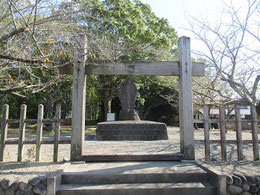 石碑に「野間の関」東郷平八郎の筆による。