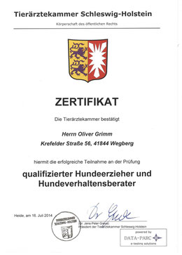Zertifikat der Tierärztekammer Schleswig-Holstein; Herr Oliver Grimm hat die Prüfung zum qualifizierten Hundeerzieher und Hundeverhaltensberater erfolgreich bestanden