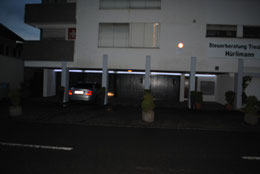 Hausseite zur Strasse bei Nacht