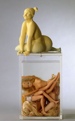grinsende gelbgefärbte weibliche Figur, die auf einem Wassertank voller ertrinkender Barbies sitzt