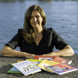 Autorin Antje Hansen mit Kinderbüchern