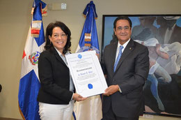 El rector de la UASD, doctor Iván Grullón Fernández, entrega el reconocimiento a la doctora Daisy Josefina Báez.