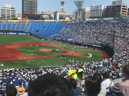 試合開始時には解放された内野席はほぼ埋め尽くされておりました。神奈川の高校野球人気はさすがですね～南選手達がこの観衆の中でプレーできることを夢見て乾杯！！