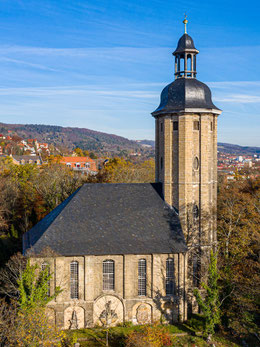Friedenskirche, eingebettet in das Grün des Johannisfriedhofs
