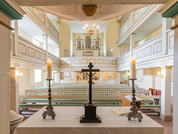 Blick vom Altar ins Kirchenschiff
