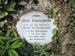An der Kirche das Grab von Adolph Erdmannsdörffer, dem letzten Opfer einer Stoßmensur