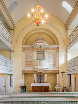 Altar, Kanzel und Taufstein der Ruthaer Kirche
