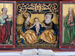 Predella des Flügelaltars, im Mittelteil Anna selbdritt: Maria mit dem Jesuskind und ihre Mutter, die heilige Anna