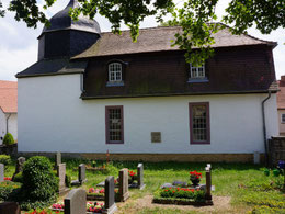 Kirche mit Teil des Friedhofs