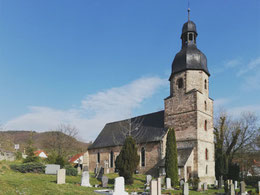 Drackendorfer Kirche von Nordwesten, im Vordergrund der Friedhof mit historischen Gräbern der Gutsherren von Ziegesar und von Helldorf
