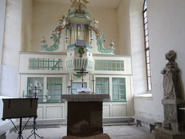 Chorraum mit Altar und Kanzel