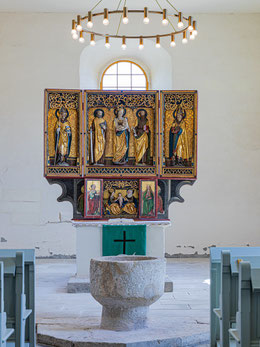 Festtagsseite des Flügelaltars mit Mondsichel-Madonna als zentrale Figur, Paulus mit Schwert und Petrus mit Schlüssel