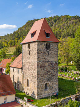 Wehrkirche von Leutra mit Umfriedung im Vordergrund
