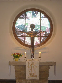 Altarraum mit segnendem Christus und Fenster von Harry Franke (1960)