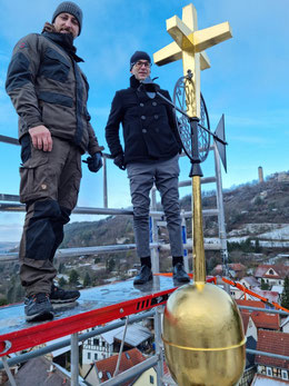 Vergoldermeister Christian Seiler und Architekt Peter Tandler, nachdem die Zeitkapsel im Turmknopf eingebracht und dieser mit Wetterfahne und Doppelkreuz gekrönt worden war