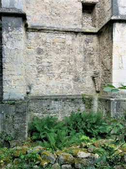 Fundamente des ehemaligen Anbaus an der Nordseite