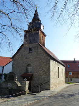 Außenansicht der Dorfkirche Maina von Westen