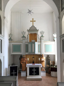 Altar mit Kanzel, links Mose und rechts Johannes der Täufer
