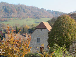 Jenalöbnitzer Kirche vor der Kulisse des alten Gleisberges