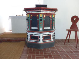Renaissance-Kanzelcorpus, links Blockaltar und Stuhl mit der Jahreszahl 1793