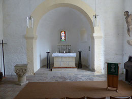Blick zum Altar mit Kapitell als Taufstein