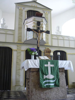Steinaltar und Kanzelkorb