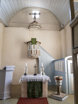 Innenansicht mit Altar, Kanzel und Kruzifix