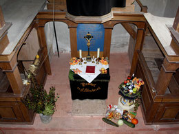 Blick von der Empore zum Altar, zu den beiden seitlichen Logen und zur versteckten Sakristei