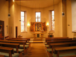 Kircheninnenraum mit historischem Flügelaltar